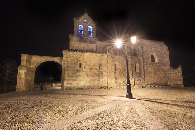 Photo scène de nuit de l'église san vicente martir et san sebastian à frias, province de burgos, en espagne.