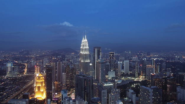 Scène de nuit panoramique de Kuala Lumpur Malaisie Asie L'image est idéale pour l'image de fond tonique