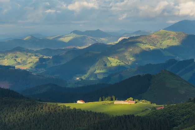 Une scène d'ombres et de lumières dans la vallée