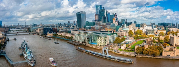 Scène panoramique aérienne du quartier financier de la ville de Londres avec de nombreux gratte-ciel emblématiques près de la Tamise.