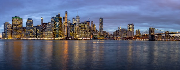 Scène panoramique de la ville de New york avec le pont de Brooklyn au bord de la rivière est