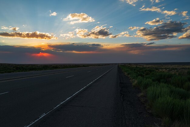 Scène de paysage et lever de soleil au-dessus de la route de l'autoroute