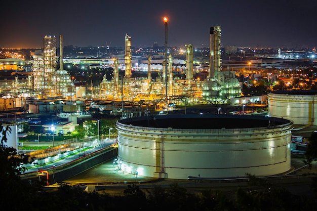 Scène de pétrole brut de réservoir de raffinerie et colonne de tour du soir… Industrie pétrochimique au coucher du soleil sur le chantier de construction.