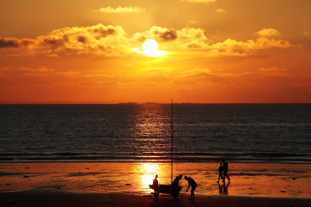 Scène de plage au coucher du soleil