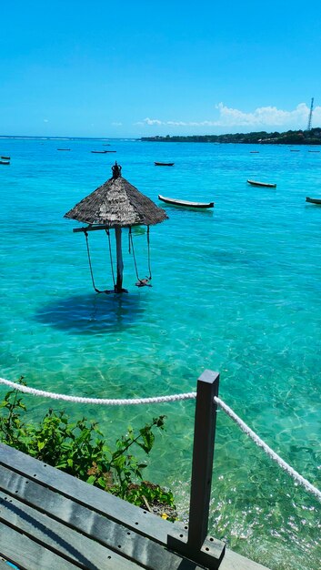 Une scène de plage avec une cabane dans l'eau.