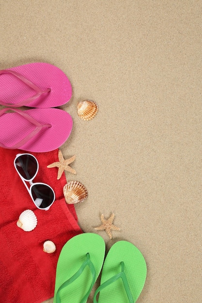 Scène de plage en été en vacances avec serviette de lunettes de soleil et fond