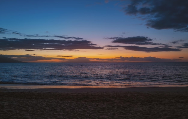 Scène de plage tropicale Vue sur la mer depuis la plage d'été avec ciel Paysage côtier