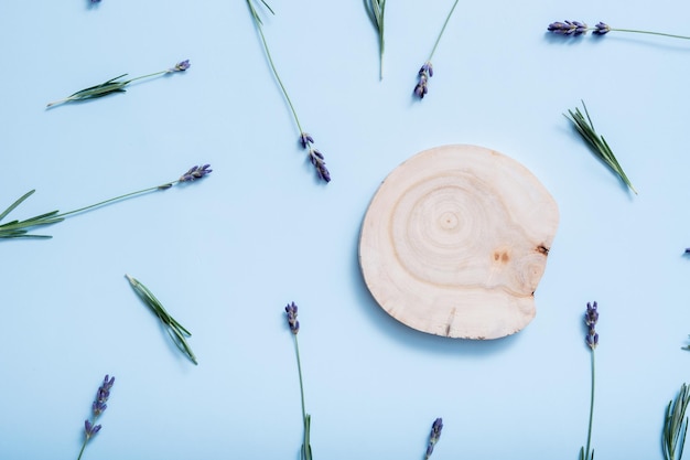 Scène de podium ou piédestal avec vue de dessus de fleurs de lavande Maquette pour produits cosmétiques xA