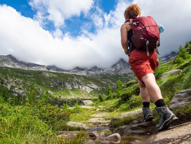 Photo scène de randonnée dans les alpes italiennes de val masino