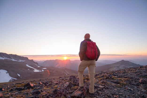 Scène de randonnée dans les belles montagnes d'été au coucher du soleil