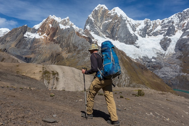 Scène de randonnée dans les montagnes de la Cordillère, Pérou