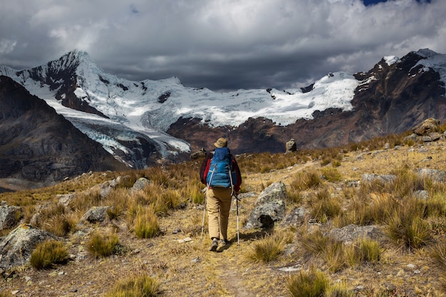 Scène de randonnée dans les montagnes de la Cordillère, Pérou
