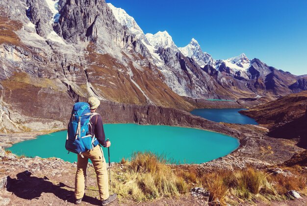 Scène de randonnée dans les montagnes de la Cordillère, Pérou