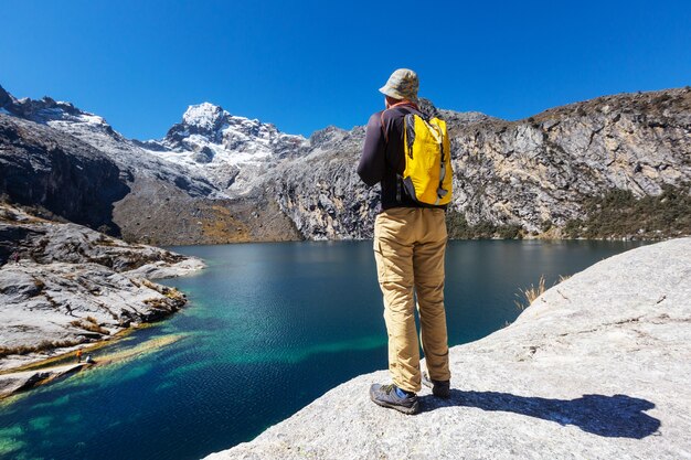 Scène de randonnée dans les montagnes de la Cordillère, Pérou