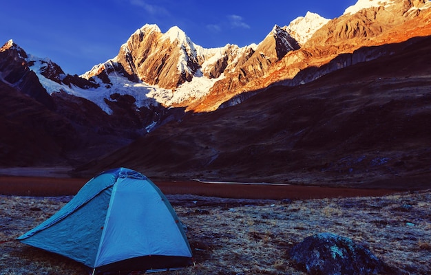 Scène de randonnée dans les montagnes de la Cordillère, Pérou