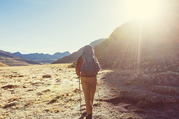 Scène de randonnée dans les montagnes de la Cordillère, Pérou