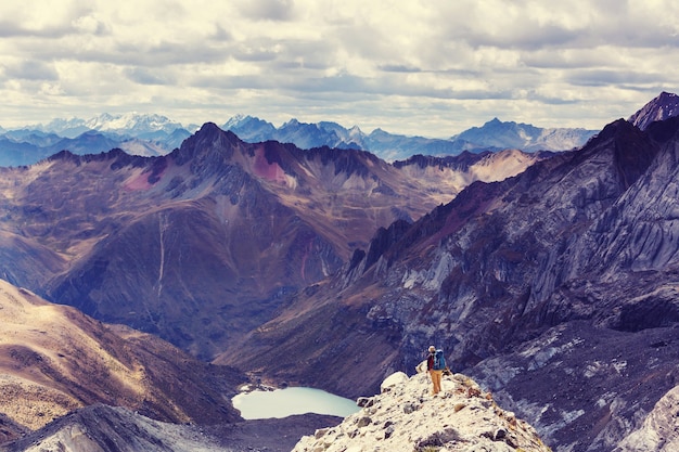 Scène de randonnée dans les montagnes de la Cordillère, Pérou