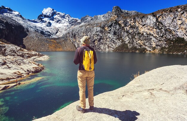 Scène de randonnée dans les montagnes de la Cordillère, Pérou