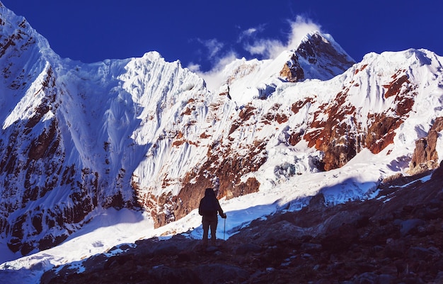 Scène de randonnée dans les montagnes de la Cordillère, Pérou