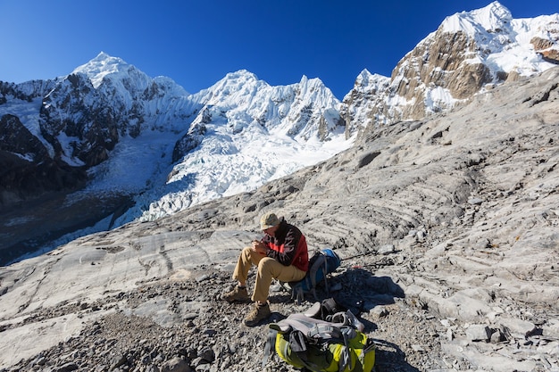 Scène de randonnée dans les montagnes de la Cordillère, Pérou