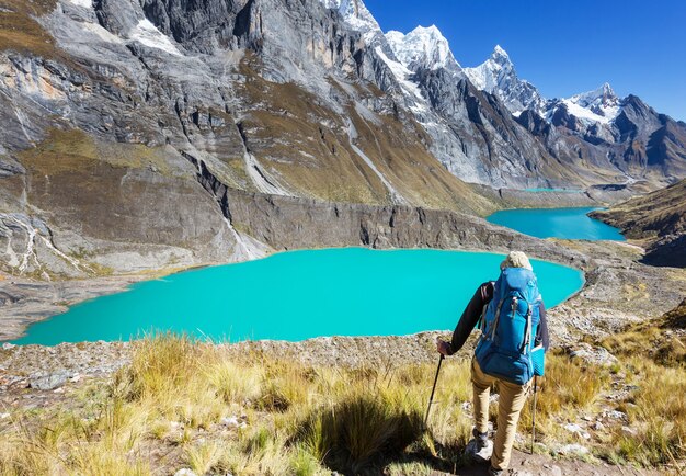 Scène de randonnée dans les montagnes de la Cordillère, Pérou