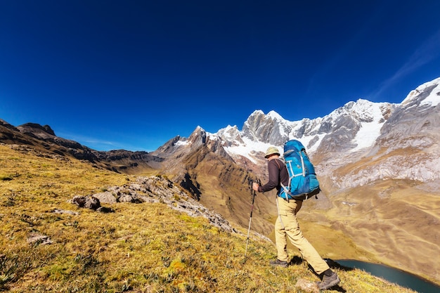 Scène de randonnée dans les montagnes de la Cordillère, Pérou