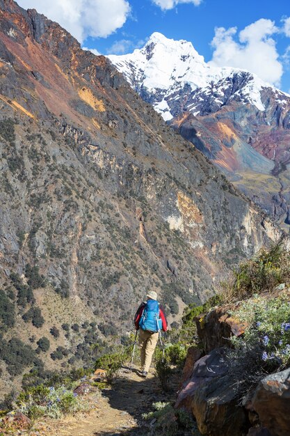 Scène de randonnée dans les montagnes de la Cordillère, Pérou