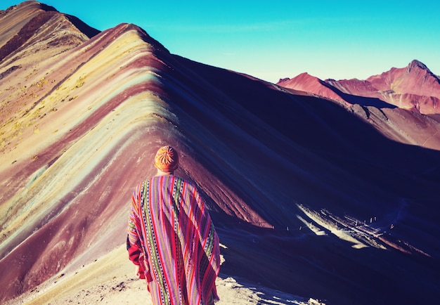 Photo scène de randonnée à vinicunca, région de cusco, pérou. montana de siete colores, montagne arc-en-ciel.