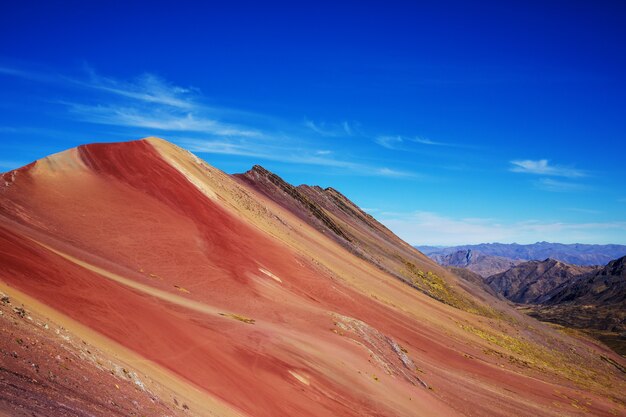 Scène de randonnée à Vinicunca, région de Cusco, Pérou. Montana de Siete Colores, montagne arc-en-ciel.