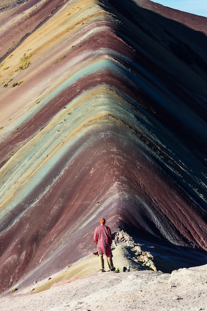 Scène de randonnée à Vinicunca, région de Cusco, Pérou. Montana de Siete Colores, montagne arc-en-ciel.