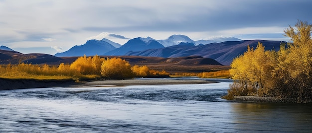 Scène de rivière sereine avec des couleurs d'automne et des montagnes