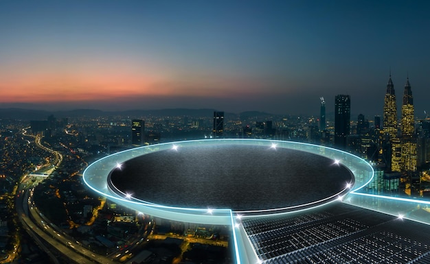 Scène ronde flottant au centre de l'horizon de la ville avec des gratte-ciel urbains au coucher du soleil Technique mixte