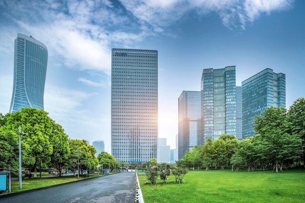 Scène de rue avec de l'herbe verte et des bâtiments modernes