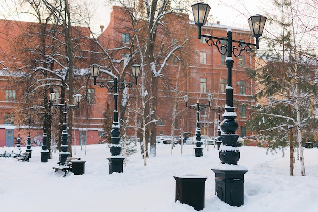 Scène de rue d'hiver enneigée avec des bâtiments neige et concept de ville