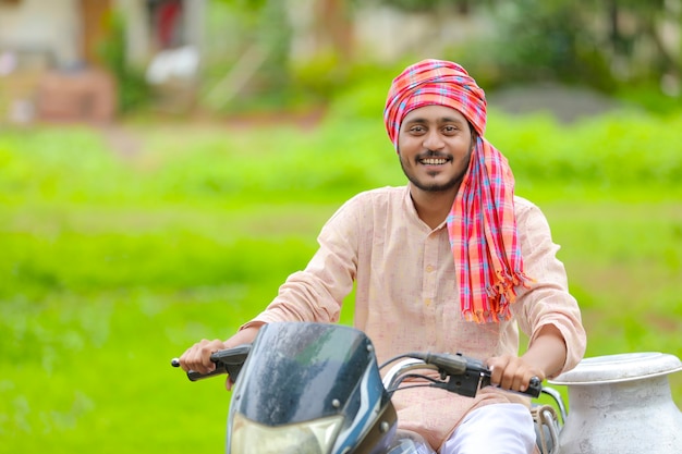 Scène rurale : un laitier indien distribue du lait à vélo