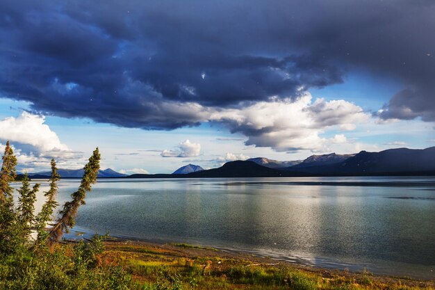 Scène sereine au bord du lac au Canada