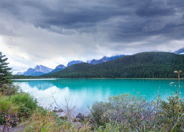 Scène sereine au bord du lac de montagne au Canada au coucher du soleil