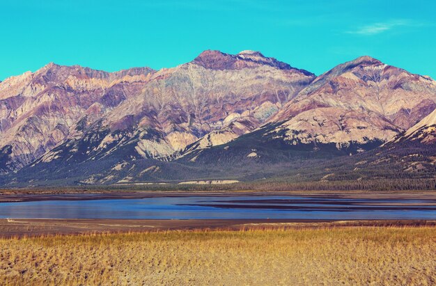 Photo scène sereine au bord du lac de montagne au canada avec reflet des rochers dans l'eau calme.