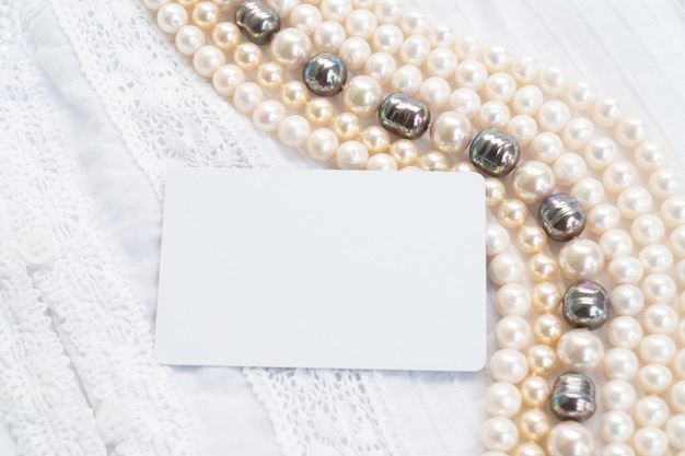 Scène de stock de bijoux de perles pour une invitation de mariage, une vitrine de produit ou une présentation de style avec un espace de copie sur la carte de vœux.