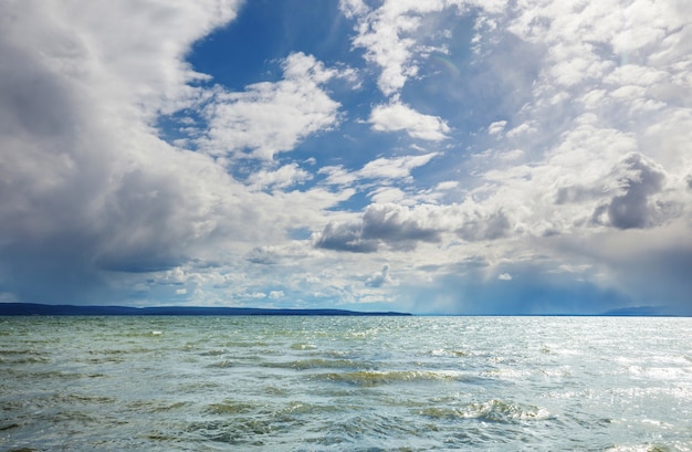 Photo scène de tempête dramatique sur le lac