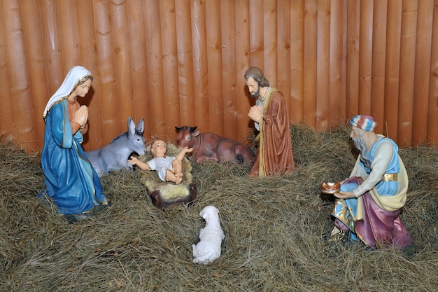 Photo scène traditionnelle de la nativité de noël avec marie, joseph et l'enfant jésus dans la crèche