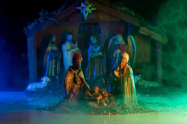 Photo scène traditionnelle de noël naissance de jésus scène de crèche de noël avec des figures de jésus marie joseph