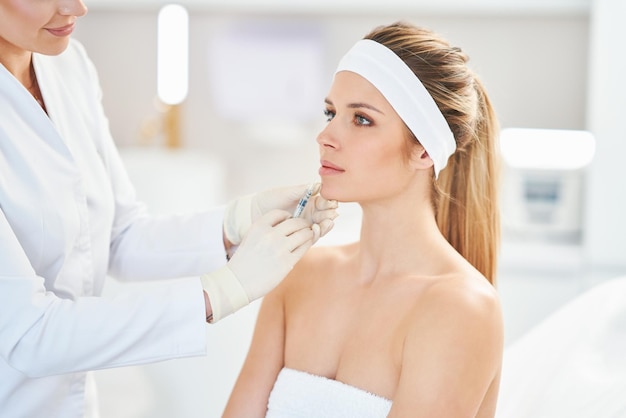 Une scène de traitements de cosmétologie médicale injection de botox