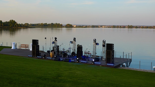 Scène vide avant le concert au bord de la rivière