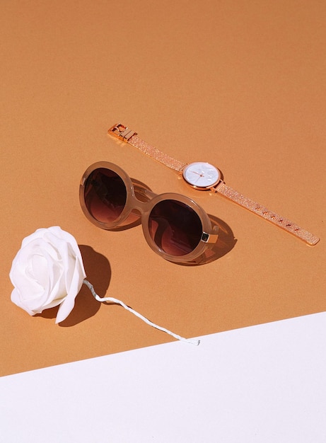 Scène de vie morte de mode minimale accessoire tendance lunettes de soleil rétro et montre dans un espace beige blanc Shopping concept de vente de cadeaux d'affaires détails élégants dans le look