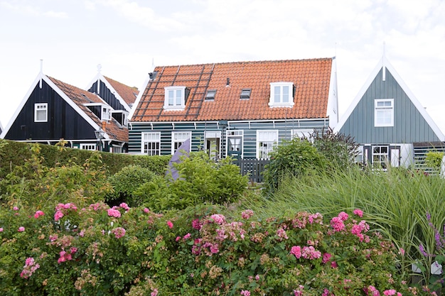 Photo scène de village hollandais typique avec des maisons en bois sur l'île de marken aux pays-bas