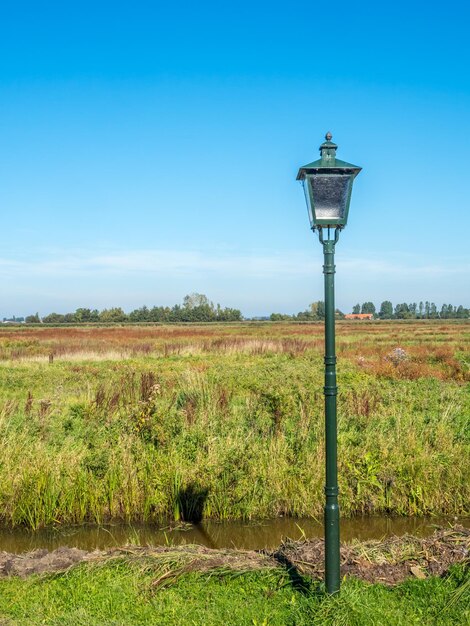 Scène de la ville de Zaan Schans, petite ville de moulins à vent historiques, montre des scènes rurales sous un ciel bleu clair