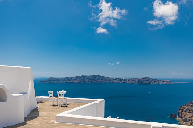 Scène de voyage de beau couple deux chaises blanches sur la caldeira, vacances romantiques sur l'île de Santorin, Grèce