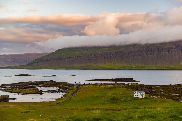 Scène de voyage en Islande, fjords de l'ouest