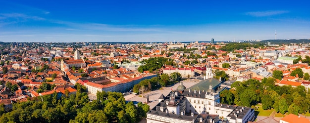 Scène de vue aérienne ensoleillée de la vieille ville de Vilnius. Toits rouges de Vilnius de la vue à vol d'oiseau - Vilnius - la capitale de la Lituanie